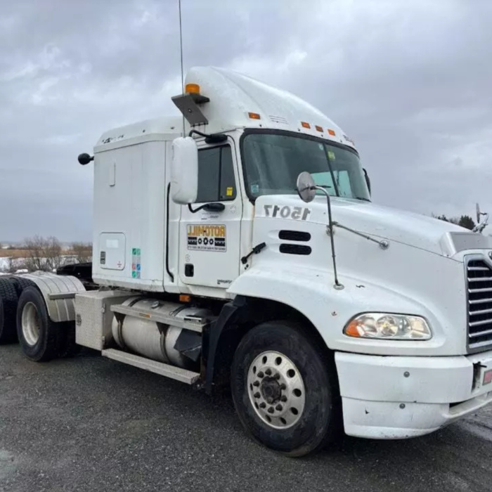 2000 Mack CX613 Vision Truck with 400 HP Engine and Clean Title